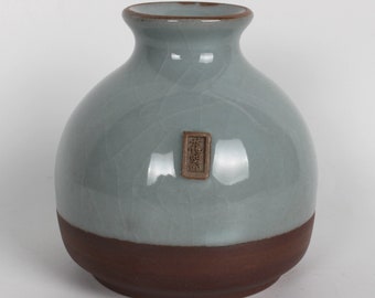 Chinese folk collections of handcrafted ceramic vases