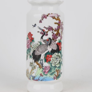 Een folkloristische collectie handgeschilderde keramische pennenhouders