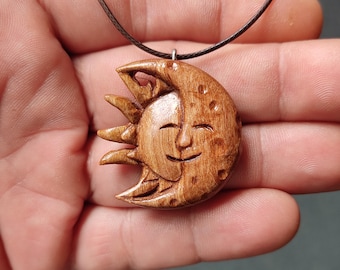 Collier à pendentif soleil et lune en bois de noyer sculpté à la main