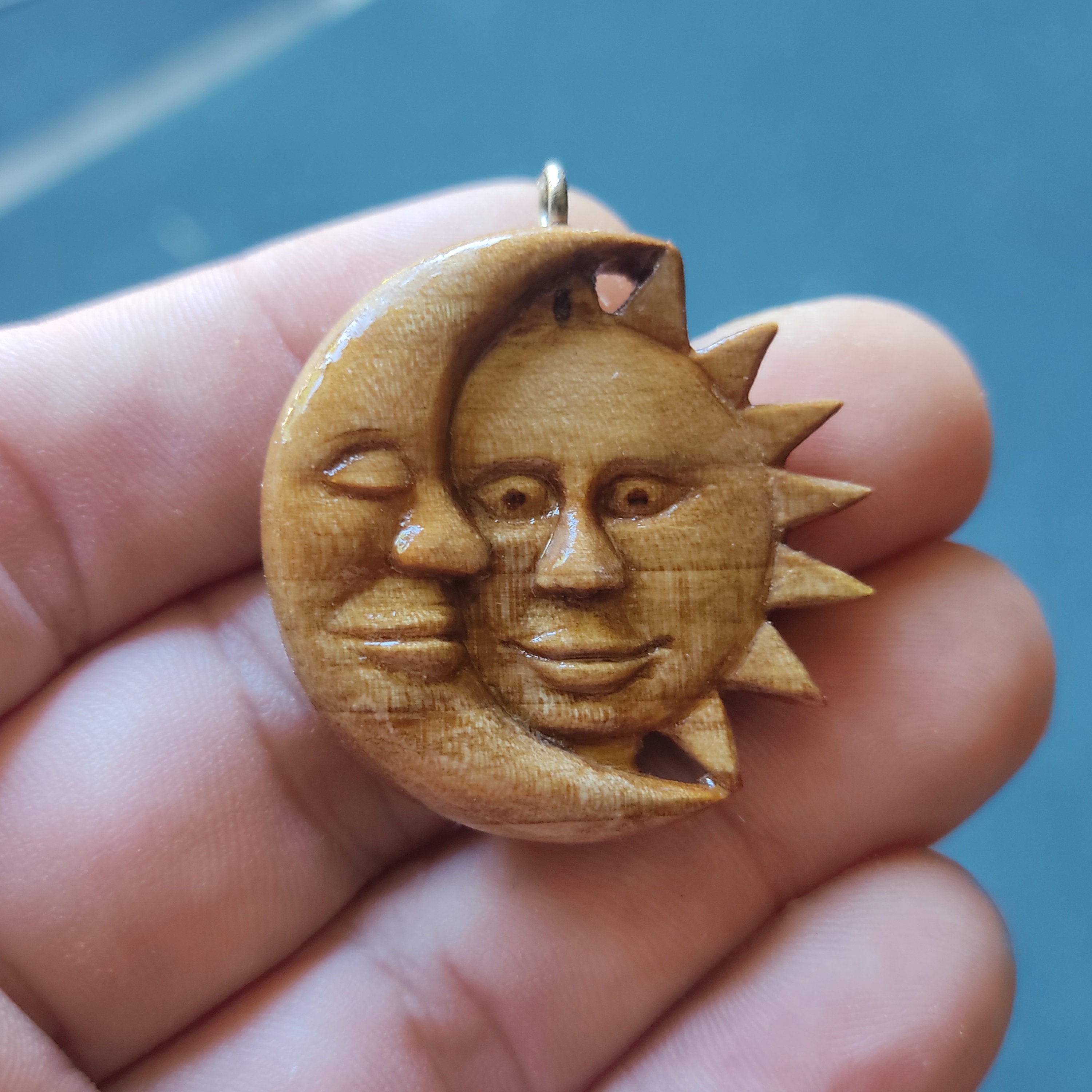 Collier soleil et lune en bois sculpté à la main, respectueux de l'environnement, pendentif sculpture sur bois pour elle, collier tendance, biologique, naturel, unique en son genre