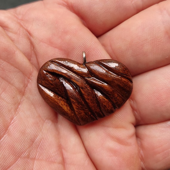 Ciondolo a forma di cuore in legno intagliato a mano - Collana