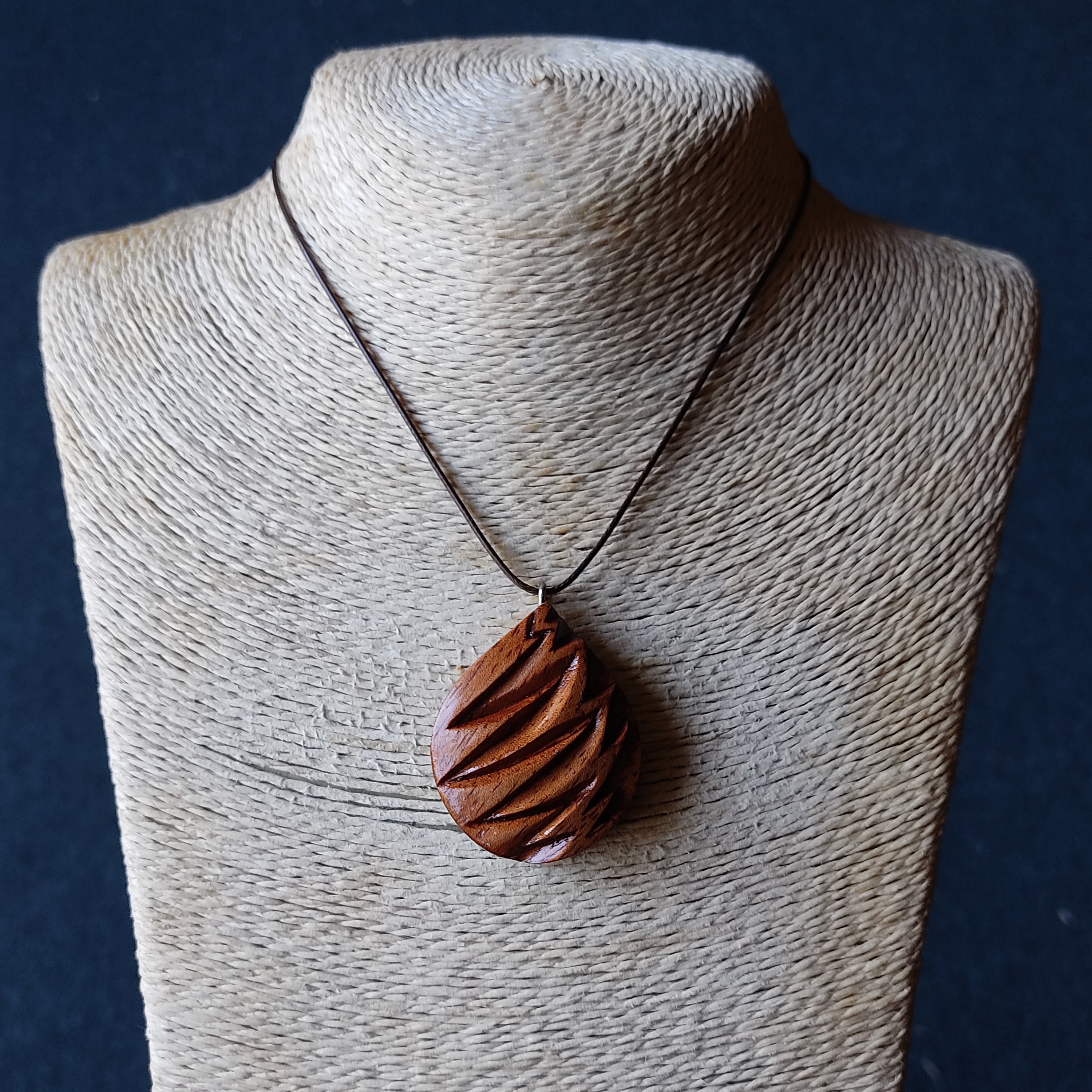 Collana Makau in legno di koa intagliato a mano, incisioni Koru, cordino di canapa regolabile - Italia