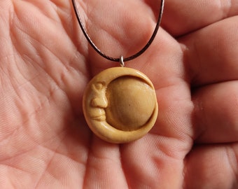 Collier lune-collier en bois-sculpté à la main-respectueux de l&#39;environnement-sculpture sur bois pendentif pour elle-collier déclaration-biologique-naturel-unique en son genre