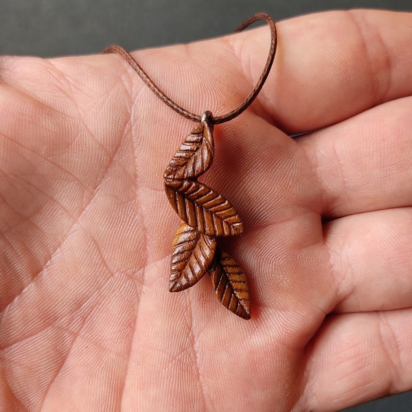 Collana con foglie-Collana in legno-Intagliato a mano-Eco friendly-Ciondolo intaglio in legno per lei-Collana di dichiarazione-Biologico-Naturale-Unico nel suo genere