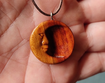 Collier lune-collier en bois-sculpté à la main-respectueux de l&#39;environnement-sculpture sur bois pendentif pour elle-collier déclaration-biologique-naturel-unique en son genre