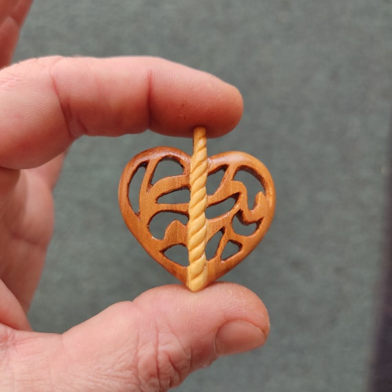 Collana con ciondolo a forma di cuore in legno AMARE