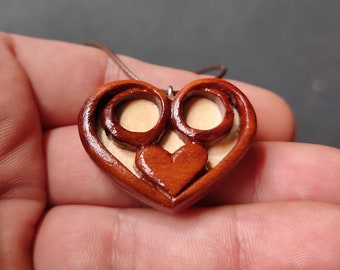 Collana con ciondolo a forma di cuore in legno e resina