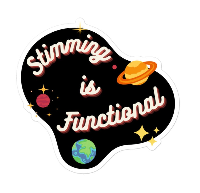 Peut inclure: Un autocollant noir avec un contour blanc en forme de nuage. L'autocollant a un design r&eacute;tro avec le texte "Stimming is Functional" en blanc avec un contour rouge. L'autocollant pr&eacute;sente &eacute;galement une petite plan&egrave;te avec des anneaux, une plan&egrave;te rouge et des &eacute;toiles.