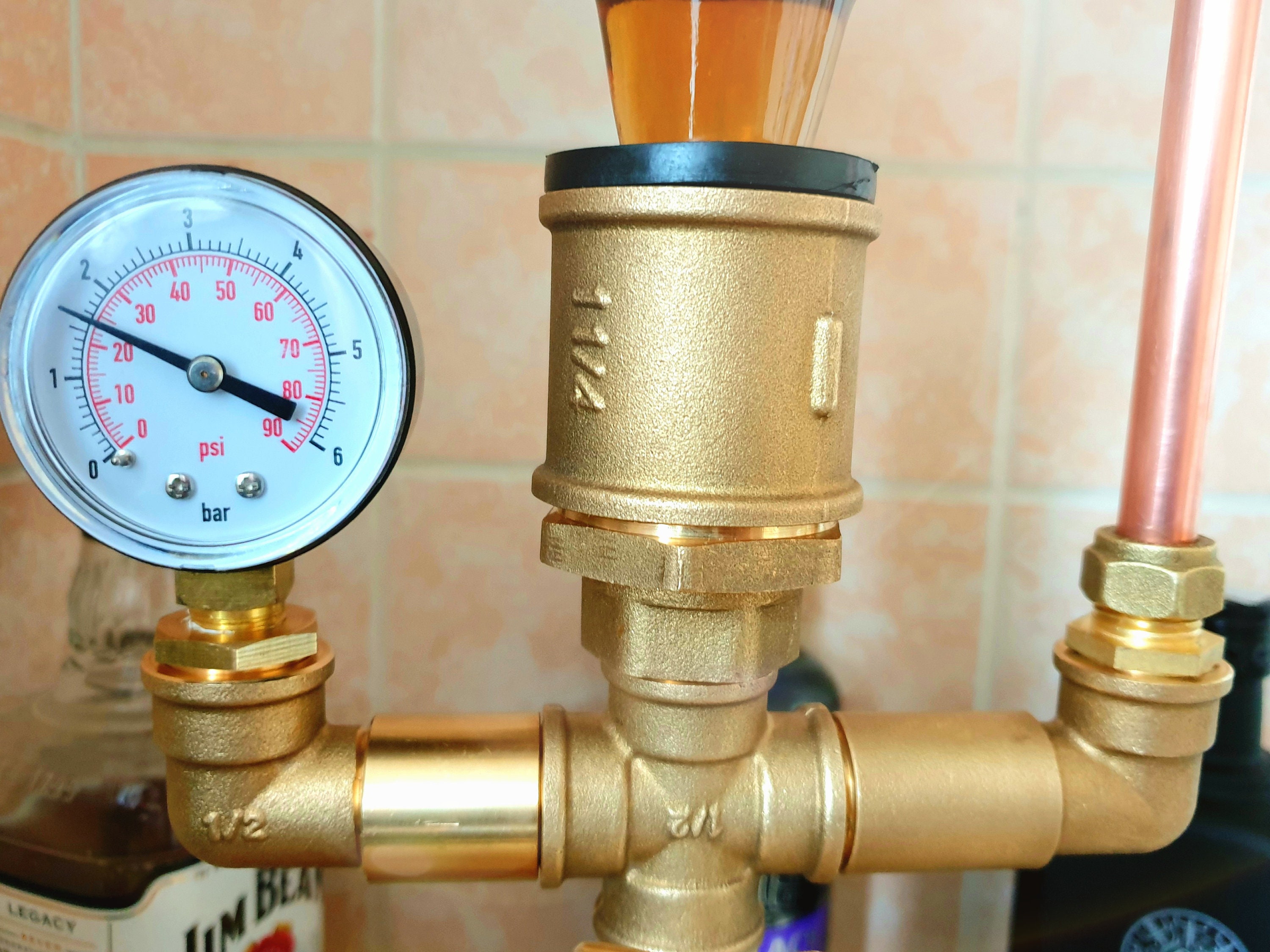Dispenser Per Liquori Steampunk Fatto A Mano – Supporto Industriale Per Whisky Con Rubinetto In Ottone – Base In Legno – 37 Cm