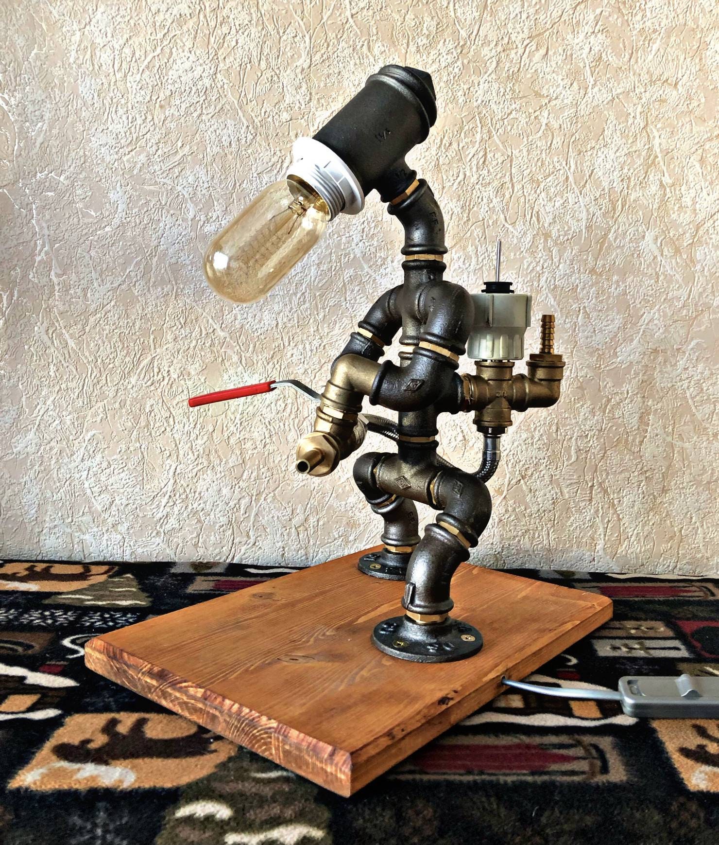 Distributeur d'alcool fait à la main pour whisky, vin, liqueur, lampe de  table industrielle avec base en bois, décoration de robot de pompier