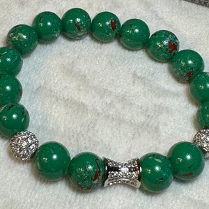 Green stretch beaded bracelet with silver accents