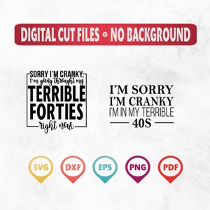 Op de afbeelding: Digitale snijbestanden voor een ontwerp dat zegt "Sorry, ik ben chagrijnig, ik ga door mijn vreselijke veertigerjaren, op dit moment." en "Het spijt me, ik ben chagrijnig, ik ben in mijn vreselijke veertigerjaren". Het ontwerp is in zwarte tekst op een witte achtergrond. De afbeelding toont vijf pictogrammen voor de bestandstypen: SVG, DXF, EPS, PNG en PDF.