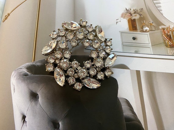 Grande Broche Ancienne à La Couronne Strass - Occasion Vintage