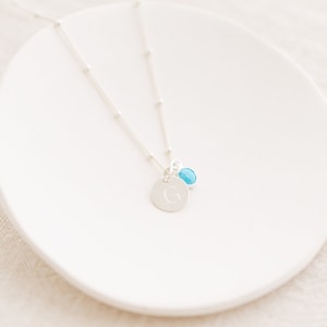 Collar de plata de ley con inicial y piedra de nacimiento para mujer, cadena de 45,7 cm con inicial y disco del alfabeto, colgante de disco de plata personalizado.