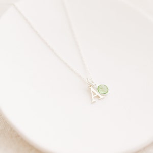 Collar con inicial y piedra de nacimiento en plata de ley, collar con inicial y piedra de nacimiento en plata, collar con letra del alfabeto en plata de 45,7 cm.