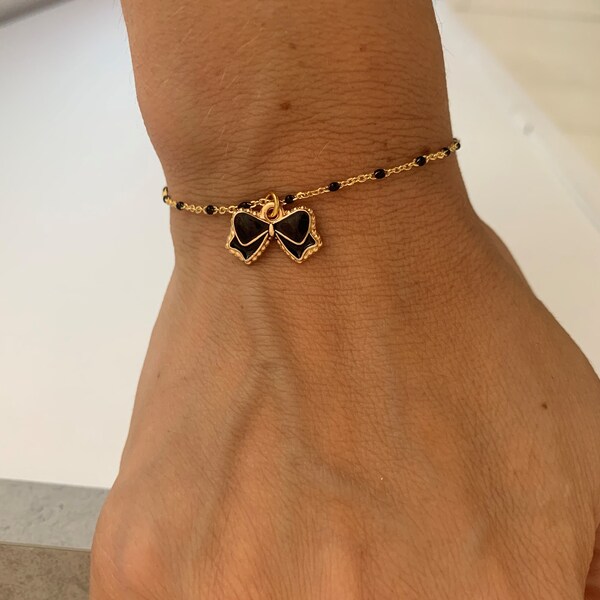 Bracelet chaine perlée noire plaqué or 18k et pendentif breloque émail noir noeud