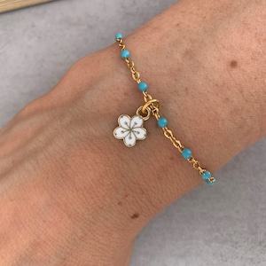 18k gold-plated blue beaded chain bracelet and white enamel small flower charm pendant