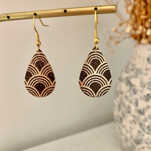 Ohrringe aus Edelstahl mit baumelnden Haken, goldfarbener Tropfenanhänger, schwarz-goldenes geometrisches Muster, Geschenk, festliches Outfit