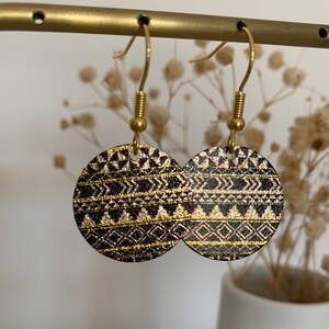 Roestvrijstalen oorbellen haken bungelende goudkleurige ronde hanger zwart en goud geometrisch patroon