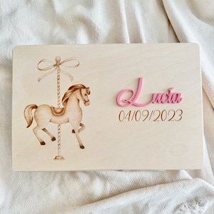 Caja de recuerdos bebé XL niña caballo carrusel caja de madera personalizada con nombre acrílico y fechas grabadas