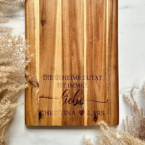 Tabla de cortar grande personalizada, hecha de acacia, regalo de boda, regalo de pareja con corazón para la boda, el ingrediente secreto siempre es el amor Spruch + Namen