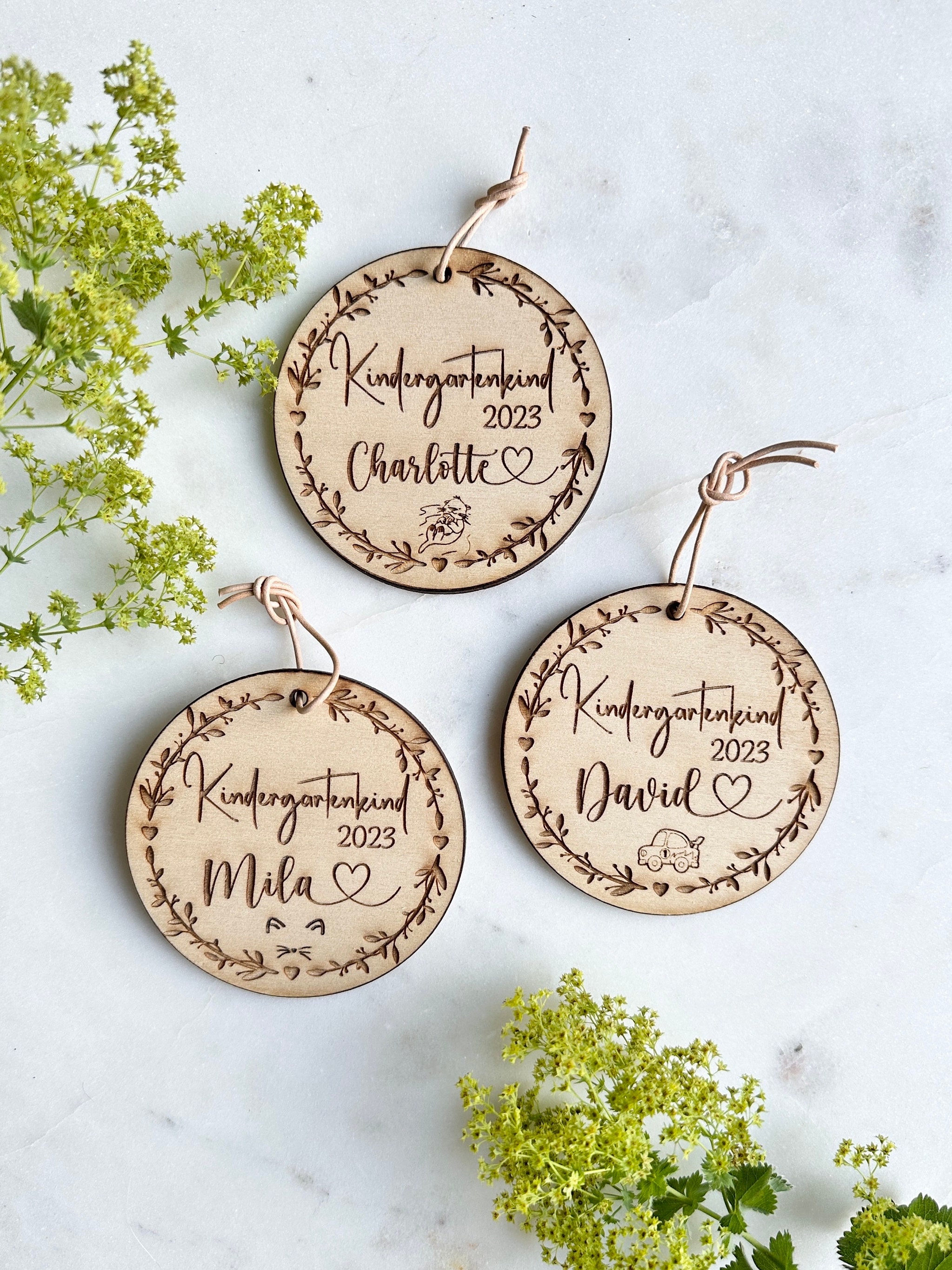 Small wooden pendant with flower tendril for the school bag, personalized school child gift, boy, girl, school enrollment, kindergarten