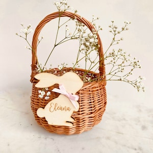 Osterkörbchen personalisiert aus Weide Osterkorb mit Namen in zwei Größen süße Ostern Anhänger Blumenmädchen Korb