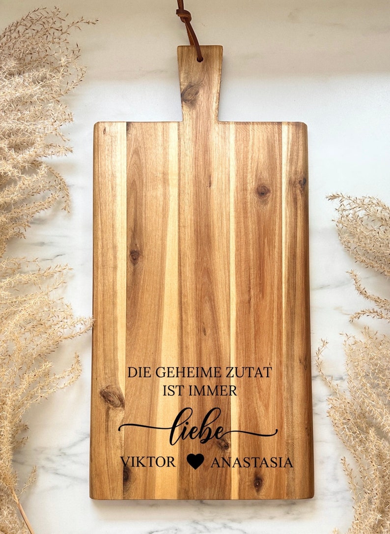 Tabla de cortar grande personalizada, hecha de acacia, regalo de boda, regalo de pareja con corazón para la boda, el ingrediente secreto siempre es el amor imagen 7