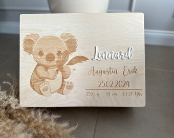 Erinnerungskiste Baby Koala aus Holz personalisiert Holzkiste für's Baby mit Acryl Name und Daten graviert