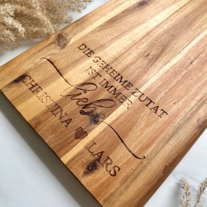 Tabla de cortar grande personalizada, hecha de acacia, regalo de boda, regalo de pareja con corazón para la boda, el ingrediente secreto siempre es el amor imagen 2