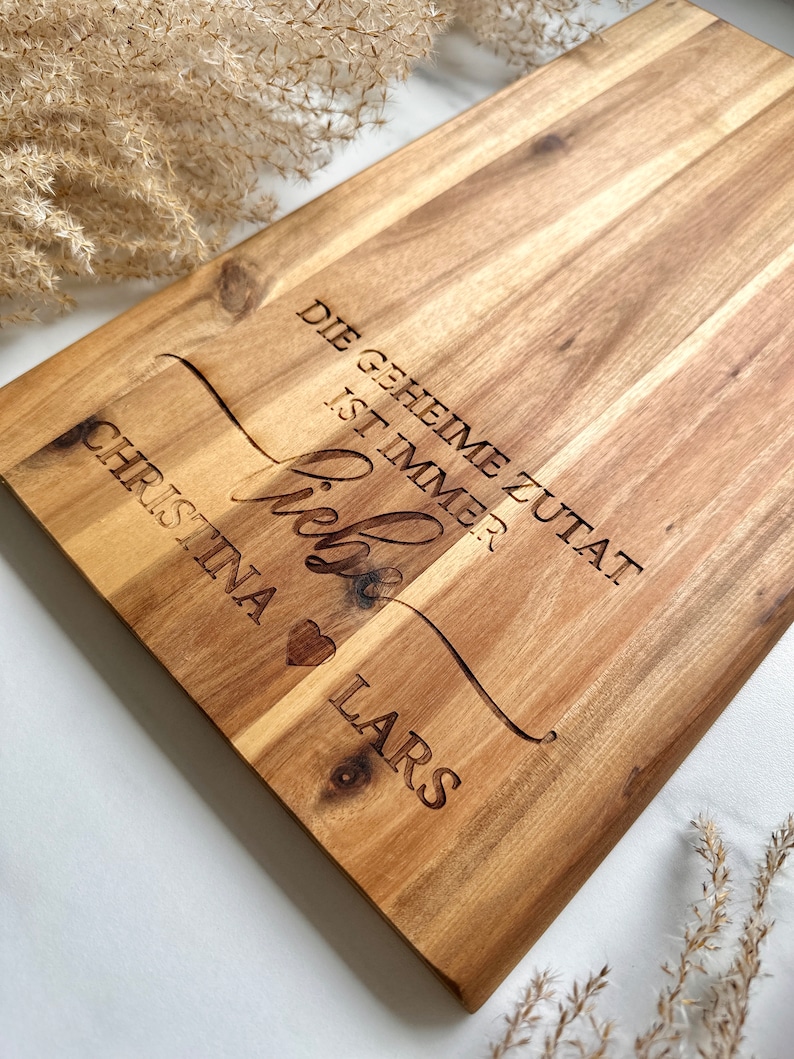 Tabla de cortar grande personalizada, hecha de acacia, regalo de boda, regalo de pareja con corazón para la boda, el ingrediente secreto siempre es el amor imagen 2