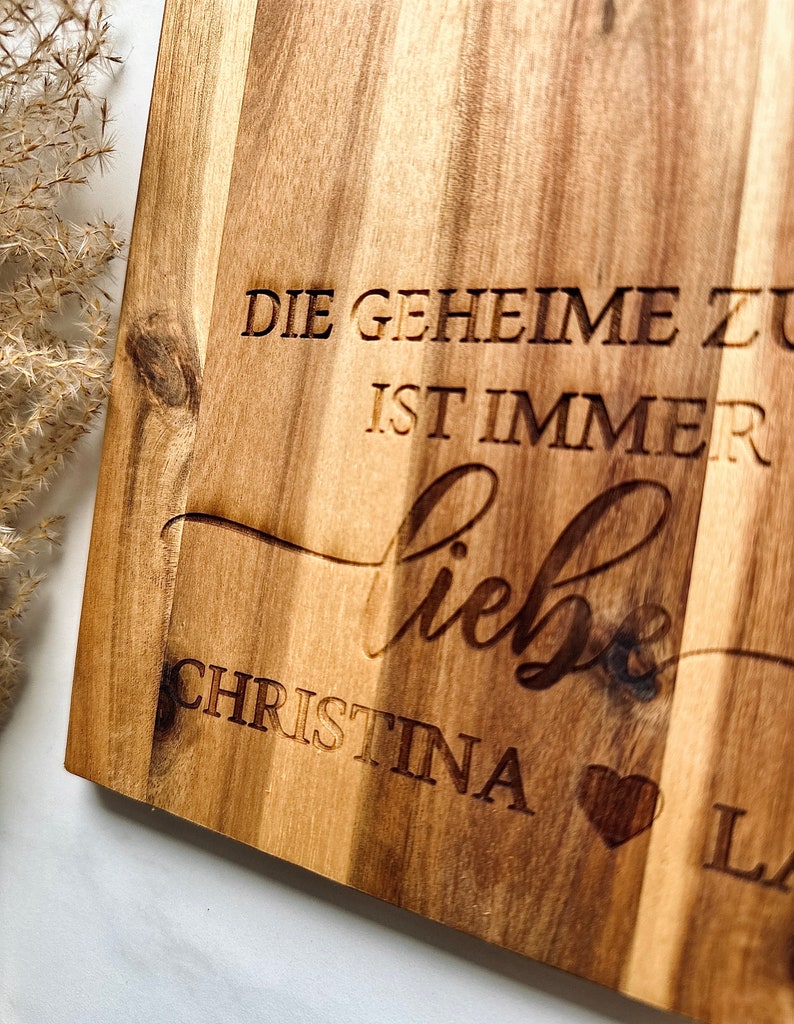 Tabla de cortar grande personalizada, hecha de acacia, regalo de boda, regalo de pareja con corazón para la boda, el ingrediente secreto siempre es el amor imagen 5