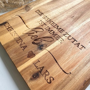 Tabla de cortar grande personalizada, hecha de acacia, regalo de boda, regalo de pareja con corazón para la boda, el ingrediente secreto siempre es el amor imagen 4