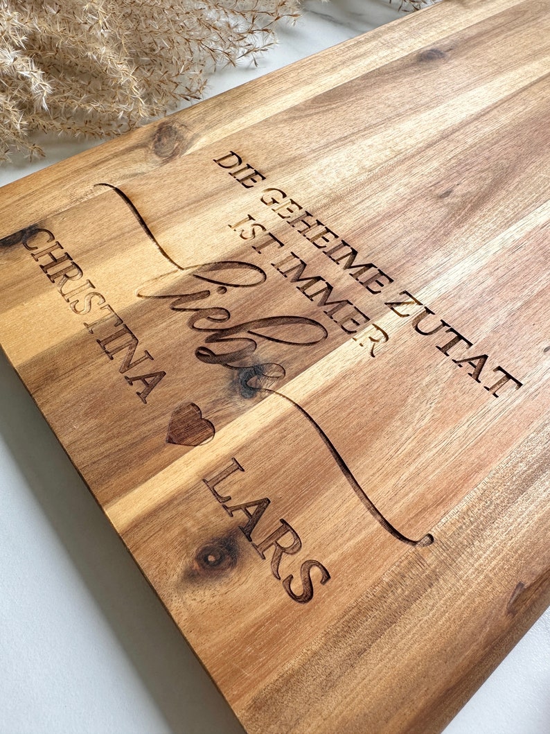 Tabla de cortar grande personalizada, hecha de acacia, regalo de boda, regalo de pareja con corazón para la boda, el ingrediente secreto siempre es el amor imagen 4