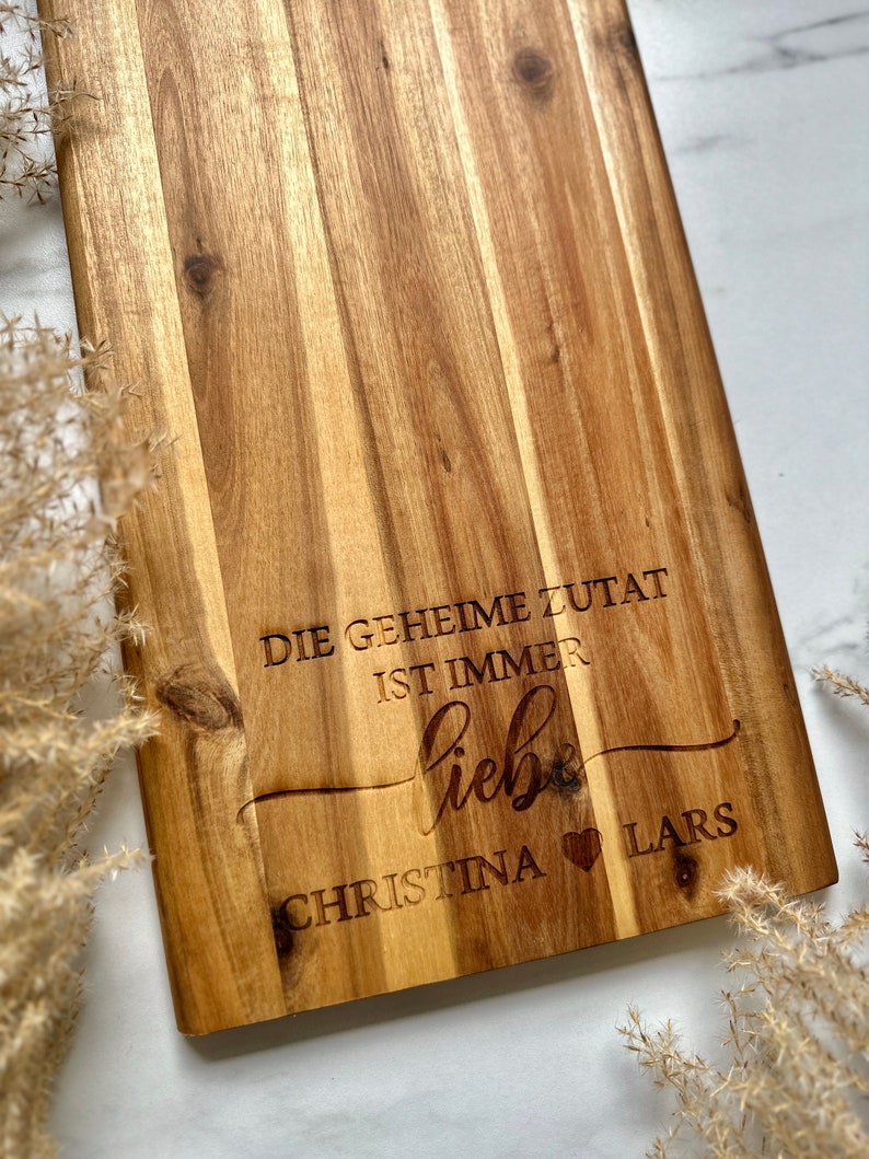 Großes Schneidebrett personalisiert, aus Akazie, Hochzeitsgeschenk, Paargeschenk mit Herz zur Hochzeit, die geheime Zutat ist immer Liebe Bild 6