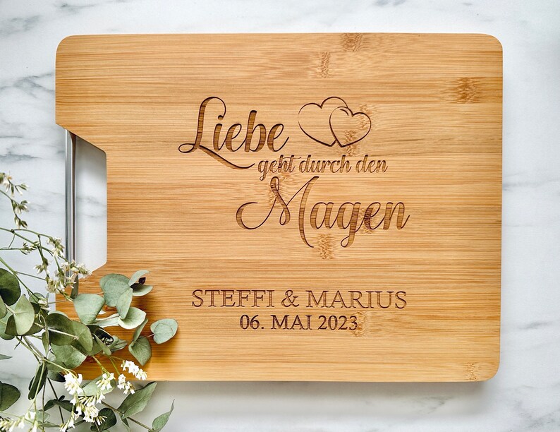 Schneidebrett personalisiert als Hochzeitsgeschenk oder Paargeschenk verschiedenen Varianten Liebe geht...Magen