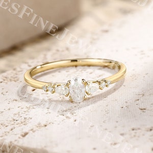 Pequeño anillo de compromiso de moissanita ovalado de 3 * 5 mm / anillo de moissanita de oro amarillo / anillo de piedra preciosa pequeña / anillo de racimo de diamantes / regalo único para mujeres