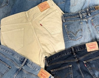 Boîte vintage mystère de 10 séries Levi's 5xx/6xx - Lots en vrac avec tri aléatoire de vêtements rétro, sélection d'offres groupées vintage originales en gros à revendre