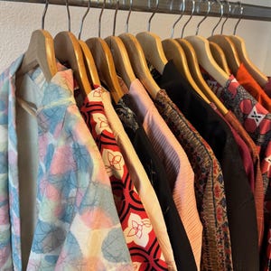 Mystery Vintage Box 10x Japanische Haori's - Zufällige Sortierung Sammelposten Retro Kleidung Kuratierte Original Vintage Großhandel Bündel zum Wiederverkauf