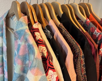 Scatola misteriosa vintage con 10 Haori giapponesi - Lotto all'ingrosso di abbigliamento retrò selezionato in modo casuale, lotti originali vintage da rivendere