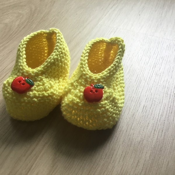 Chaussons forme ballerine  jaunes tricotés pour bébé de 6 mois avec boutons rouges