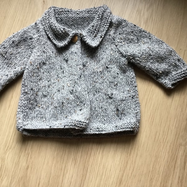 Veste ample, gilet gris chiné pour bébé de 6 à 9 mois mois avec bouton en bois