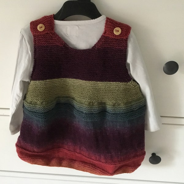 Petite robe à bretelles multicolore tricotée pour bébé de 6 à 9 mois