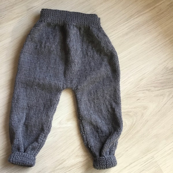 Pantalon marron en laine pour bébé de 18 mois avec une poche bleue dans le dos