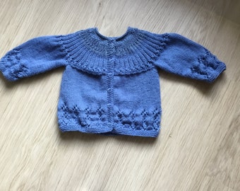 Veste bleue à manches longues tricotée pour bébé de 3 à 6 mois avec boutons