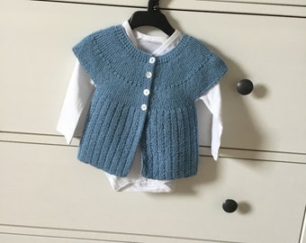 Small wool bra with short sleeves pale blue knitted in 3 months for baby