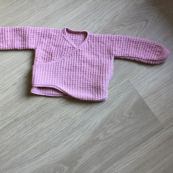 Petite brassière  croisée rose style vintage pour bébé de 3 à 6 mois fermée dans le dos par deux boutons plats fleur