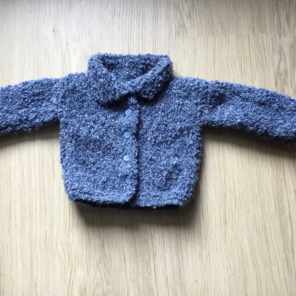 Veste, gilet, cardigan bleu tricoté à la main pour bébé de 6 mois