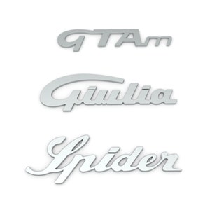 Può includere: Emblemi di auto in metallo argentato con il testo "GTAm", "Giulia" e "Spider".