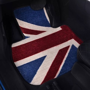 Op de afbeelding: Een rood, wit en blauwe autovloermat met een Union Jack-ontwerp. De mat is gemaakt van een zacht, pluche materiaal.